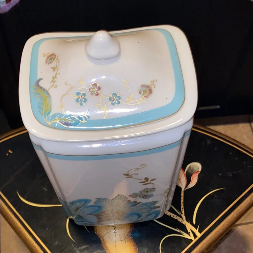 BX50 222 Fifth Eliza Spring Floral Blue fine China Porcelain Container